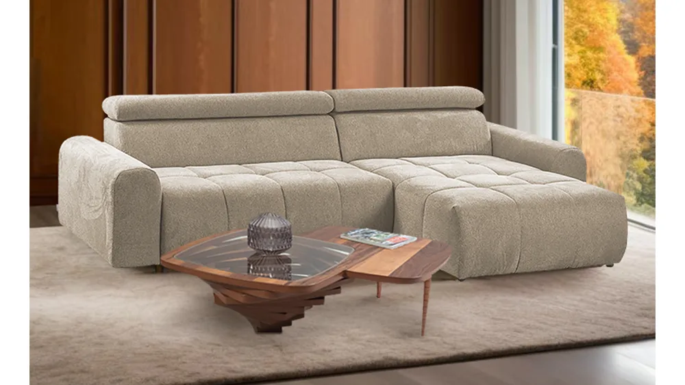 Ugaona garnitura krem boje, tepih iste boje uklopljeni sa drvenim dalas klub stolom